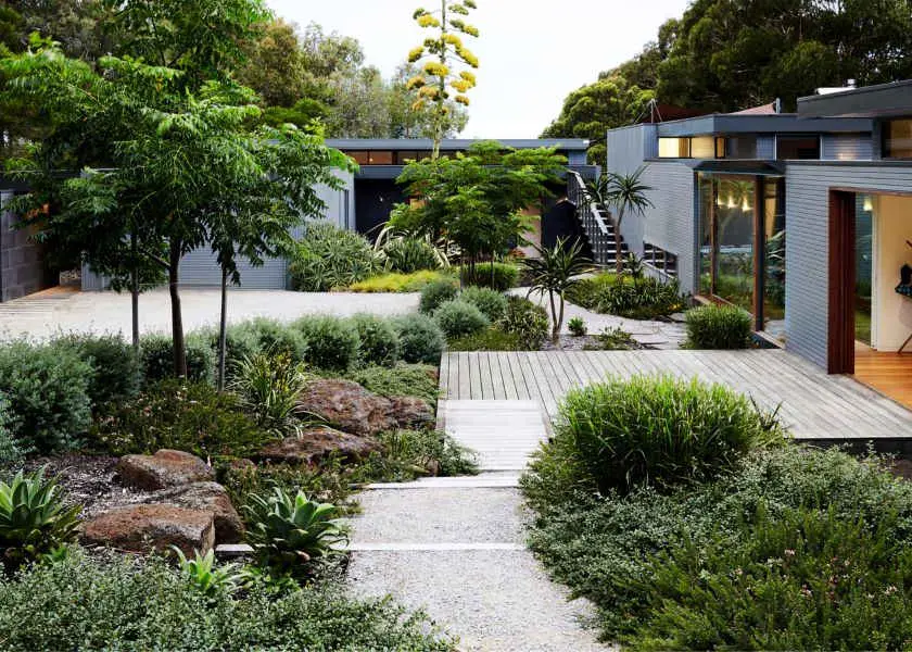 Desarin Rumah Minimalis 2 Lantai dengan Taman Mini Depan Rumah